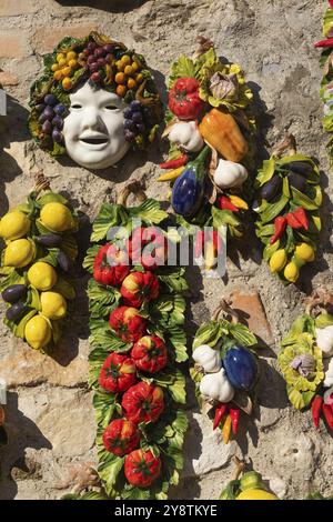 Collection de sculptures de légumes décoratifs en céramique vintage dans le sud de l'Italie, Sicile Banque D'Images