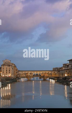 Florence, Italie, vers juillet 2021. Lumière du coucher de soleil sur Ponte Vecchio, Vieux Pont, Europe Banque D'Images