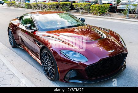 Miami Beach, Floride États-Unis - 9 juin 2024 : Aston Martin DBS Superleggera Coupe. Voiture de luxe Aston Martin DBS Superleggera Coupe à miami Beach Banque D'Images