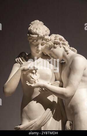 Bassano del Grappa, Italie, décembre 2022 : Cupidon et Psyché debout, Antonio Canova. Concept d'amour, couple, Eros, Europe Banque D'Images