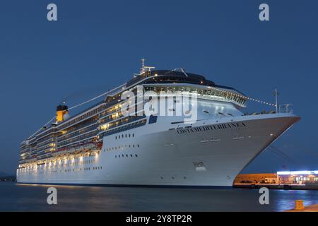 Bateau de croisière dans le port de Katakolon, Pyrgos, Péloponnèse, Grèce, Europe Banque D'Images