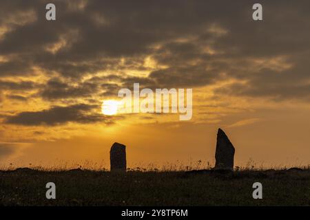 Coucher de soleil, anneau de Brodgar, cercle de pierre et douves, monument néolithique, site du patrimoine mondial de l'UNESCO, continent, Orcades, Écosse, Grande-Bretagne Banque D'Images