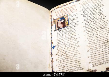 FLORENCE, ITALIE, vers juillet 2021. Feuille manuscrite antique de Dante Divine Comedy, copie du XVIe siècle Banque D'Images