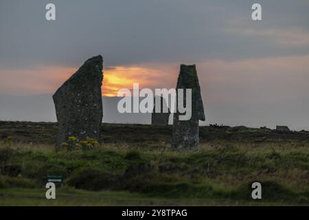 Coucher de soleil, anneau de Brodgar, cercle de pierre et douves, monument néolithique, site du patrimoine mondial de l'UNESCO, continent, Orcades, Écosse, Grande-Bretagne Banque D'Images