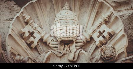 Symbole de l'État du Vatican, deux clés croisées et une tiare, État de la Cité du Vatican, Europe Banque D'Images