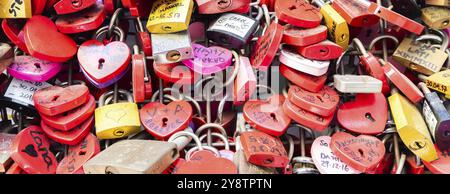 Vérone, Italie, juin 2022 : fond de serrures en forme de cœur sur un mur, symbole de l'amour pour toujours, Europe Banque D'Images