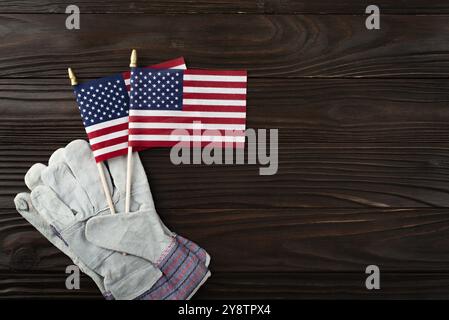 Fond de fête du travail de gants de protection et drapeau US sur des planches de bois Banque D'Images