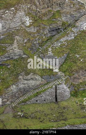 Whaligoe Steps, marches escarpées dans la roche, mènent à un port historique sur les falaises, Lybster, North Coast 500, Écosse, Royaume-Uni, Europe Banque D'Images