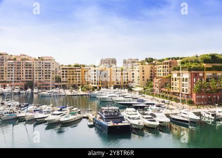Port de Fontvieille, Monte Carlo, 17 août 2023 : paysage urbain avec yachts du deuxième port de Montecarlo Banque D'Images