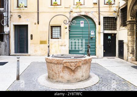 Vérone, Italie, juillet 2022 : le célèbre puits de l'amour, visite romantique au coeur de la ville, l'Europe Banque D'Images