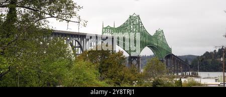 Ce pont enjambe la baie pittoresque à l'embouchure de la rivière Yaquina Banque D'Images