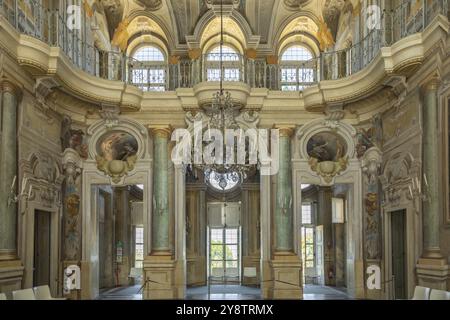 Turin, Italie, juin 2022 : intérieur de luxe baroque avec marbre du Palais de la Reine, Villa della Regina, Europe Banque D'Images