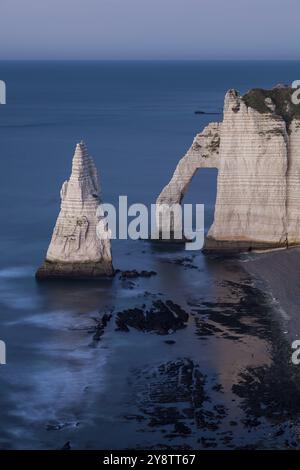 Tombée de la nuit à Etretat, Normandie, France, Europe Banque D'Images