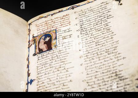 FLORENCE, ITALIE, vers juillet 2021. Feuille manuscrite antique de Dante Divine Comedy, copie du XVIe siècle Banque D'Images