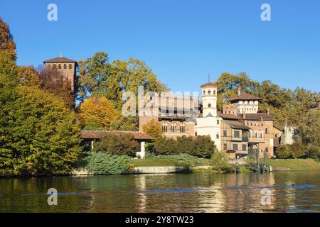 Turin, Italie, Circa novembre 2021 : panorama extérieur avec le pittoresque château de Turin Valentino au lever du soleil en automne, Europe Banque D'Images