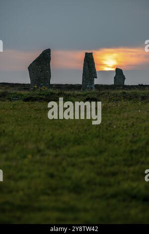 Coucher de soleil, anneau de Brodgar, cercle de pierre et douves, monument néolithique, site du patrimoine mondial de l'UNESCO, continent, Orcades, Écosse, Grande-Bretagne Banque D'Images