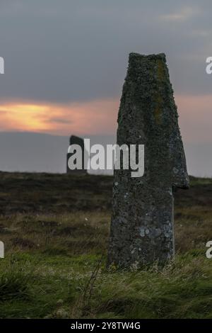 Coucher de soleil, anneau de Brodgar, cercle de pierre et douves, monument néolithique, site du patrimoine mondial de l'UNESCO, continent, Orcades, Écosse, Grande-Bretagne Banque D'Images