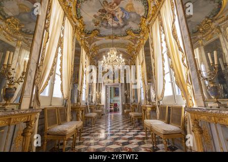 Gênes, Italie, 8 août 2023 : Palais Spinola. Couloir dans le style baroque de luxe, vieux palais, personne, Europe Banque D'Images