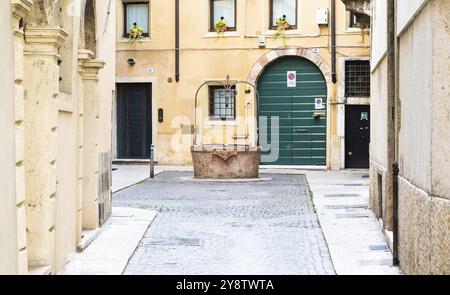 Vérone, Italie, juillet 2022 : le célèbre puits de l'amour, visite romantique au coeur de la ville, l'Europe Banque D'Images