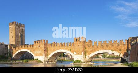 Vérone, Italie. Pont de Castelvecchio sur l'Adige. Visite du vieux château au lever du soleil Banque D'Images