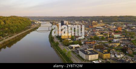 Lever du soleil se reflète dans la Kanawha River qui s'écoule lentement par le centre-ville pittoresque de Charleston West Virginia Banque D'Images