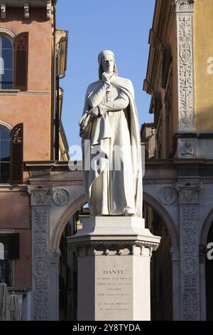 Vérone, Italie, statue de Dante Alighieri, célèbre poète sculpture ancienne, Europe Banque D'Images