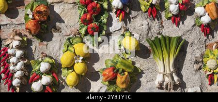 Collection de sculptures de légumes décoratifs en céramique vintage dans le sud de l'Italie, Sicile Banque D'Images