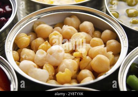 Pois chiches en conserve dans une boîte ouverte. Aliments non périssables Banque D'Images