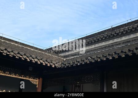 Le toit de l'ancien bâtiment sous le ciel bleu à Yangzhou Banque D'Images