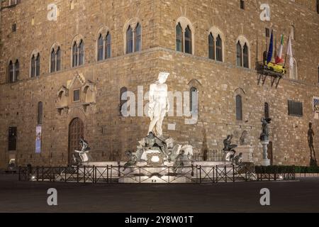 Florence, Italie, vers juin 2021 : architecture illuminée par la nuit, Piazza della Signoria, place de la Signoria. Scène urbaine à l'extérieur, personne, Europe Banque D'Images