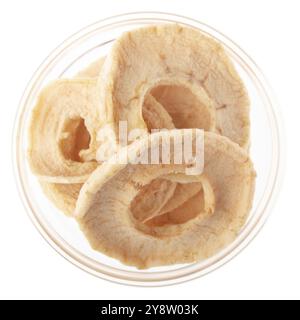 Rondelles de pomme séchées dans un bol en verre isolé sur fond blanc vue rapprochée de la pose à plat Banque D'Images