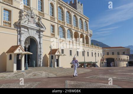 Monte Carlo, août 2022 : garde en uniforme d'été marchant devant le Palais Royal Banque D'Images