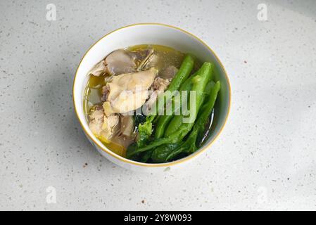 viande de poulet stewd fraîche avec des légumes verts dans le bol prêt à manger Banque D'Images