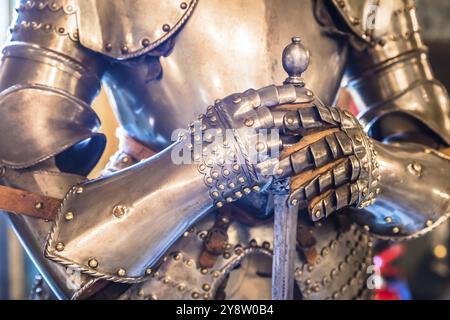 Détail d'armure de chevalier du moyen âge, 15ème siècle. Concept de sécurité, de sûreté et de protection Banque D'Images