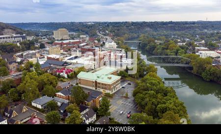 Le Kentucky River serpente le long de l'élaboration du noyau urbain du centre-ville de Frankfort KY Banque D'Images