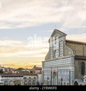 Florence, Italie. Lumière du coucher de soleil sur Santa Maria Novella, l'église Sainte Marie, personne et espace copie Banque D'Images