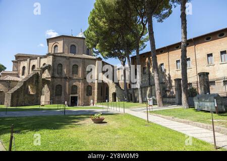 RAVENNE, ITALIE, 12 JUIN 2024 : Basilique San vitale, célèbre pour les mosaïques anciennes, extérieur avec ciel bleu Banque D'Images