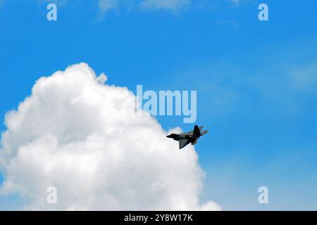 Wantagh, NY, USA 23 mai 2008 Un E22 Raptor traîne dans les nuages dans le ciel au-dessus de Wantagh, New York Banque D'Images