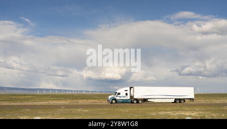 Gros camion blanc semi truck cargo avec remorque sur une autoroute de l'Utah Banque D'Images