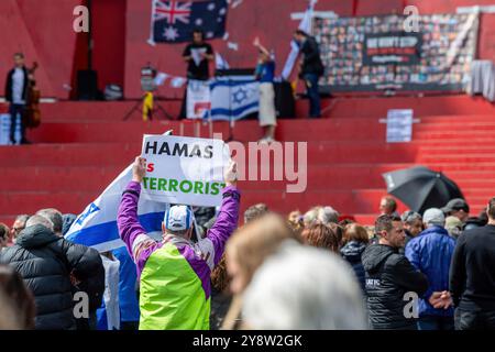 Un manifestant affiche une pancarte de protestation disant que "le Hamas est terroriste" alors que des groupes pro-israéliens célèbrent le premier anniversaire des attentats du 7 octobre. Un rassemblement pro-israélien a eu lieu à Melbourne, coïncidant avec le premier anniversaire des attentats du 7 octobre, alors que les manifestants se rassemblaient pour montrer leur soutien à Israël dans le conflit en cours avec le Hamas. Les participants au rassemblement ont agité des drapeaux israéliens et ont tenu des banderoles plaidant pour le droit de Israelís se défendre, appelant à la paix et à la fin du terrorisme. L'événement a attiré une foule importante, avec des orateurs appelant à la solidarité internationale avec Israël et Highlightin Banque D'Images