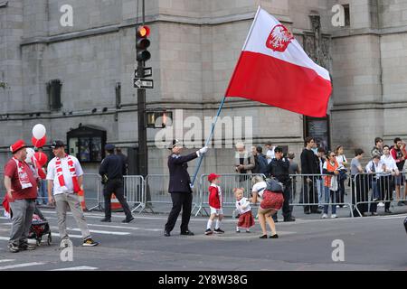 New York, NY - 6 octobre 2024 : la 87e parade annuelle de la Journée Pulaski marche fièrement le long de la 5e Avenue, célébrant l'héritage polonais et honorant le général Casimir Pulaski, un héros de la guerre d'indépendance américaine. Des milliers de participants, y compris des groupes culturels, des écoles et des organisations, ont présenté les traditions vibrantes de la communauté polono-américaine. Le défilé, une tradition bien-aimée de New York, a souligné les contributions des Polonais-Américains à la ville et au-delà. (Photo de Luiz Rampelotto/EuropaNewswire) Banque D'Images