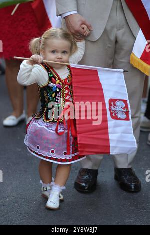 NY, États-Unis. 7 octobre 2024. New York, NY - 6 octobre 2024:.la 87e parade annuelle du jour Pulaski marche fièrement le long de la 5e Avenue, célébrant l'héritage polonais et honorant le général Casimir Pulaski, un héros de la guerre d'indépendance américaine. Des milliers de participants, y compris des groupes culturels, des écoles et des organisations, ont présenté les traditions vibrantes de la communauté polono-américaine. Le défilé, une tradition bien-aimée de New York, a souligné les contributions des Polonais-Américains à la ville et au-delà. Crédit : ZUMA Press, Inc/Alamy Live News Banque D'Images