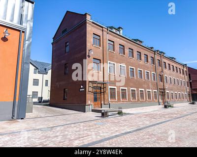 ancien entrepôt en briques rouges fraîchement rénové au centre-ville. Banque D'Images