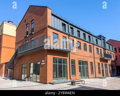 façade d'un ancien bâtiment en briques fraîchement rénové. Banque D'Images
