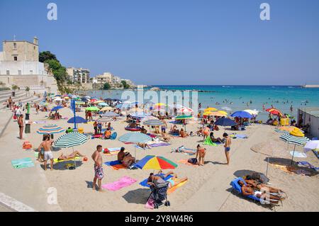 Plage de la ville, Otranto, Lecce Province, Région des Pouilles, Italie Banque D'Images