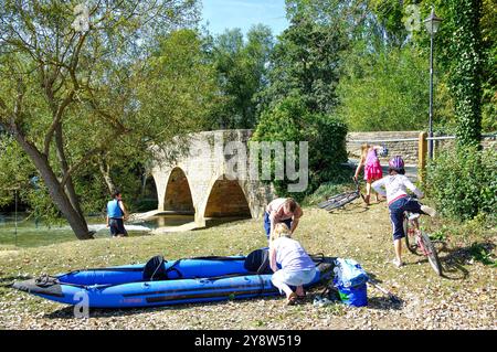 Canotage sur la Tamise, Lower Wolvercote, Wolvercote, Oxford, Oxfordshire, Angleterre, Royaume-Uni Banque D'Images