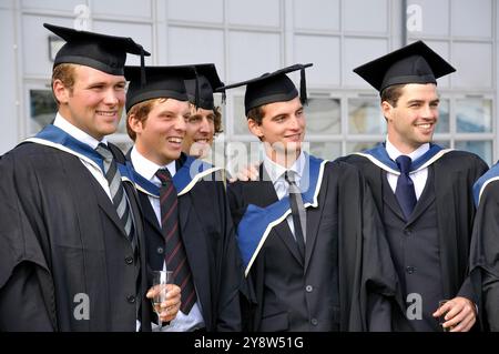 Diplômés universitaires de sexe masculin à la cérémonie de remise des diplômes, l'Université d'Oxford Brookes, Headington, Oxfordshire, Angleterre, Royaume-Uni Banque D'Images