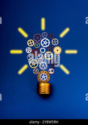 Technologie innovante et gestion des idées, solution, concept créatif, inspiration et imagination. Les engrenages mécaniques et les roues dentées sont agencés comme une ampoule Banque D'Images