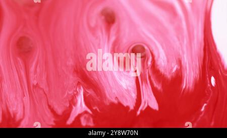 Déversement de peinture acrylique. Goutte d'encre. Flou défocalisé rouge rose blanc émulsion liquide mélange vague flux fond d'art abstrait. Banque D'Images