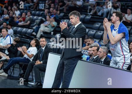 Istanbul, Turquie. 06 octobre 2024. L'entraîneur-chef d'Anadolu Efes Tomislav Mijatovic vu lors de la première semaine de la Turkiye Sigorta Basketball Super League entre Anadolu Efes et Yalovaspor Basketbol au Basketball Development Center. Score final : Anadolu Efes 100:59 Yalovaspor Basketbol. (Photo par Onur Dogman/SOPA images/SIPA USA) crédit : SIPA USA/Alamy Live News Banque D'Images